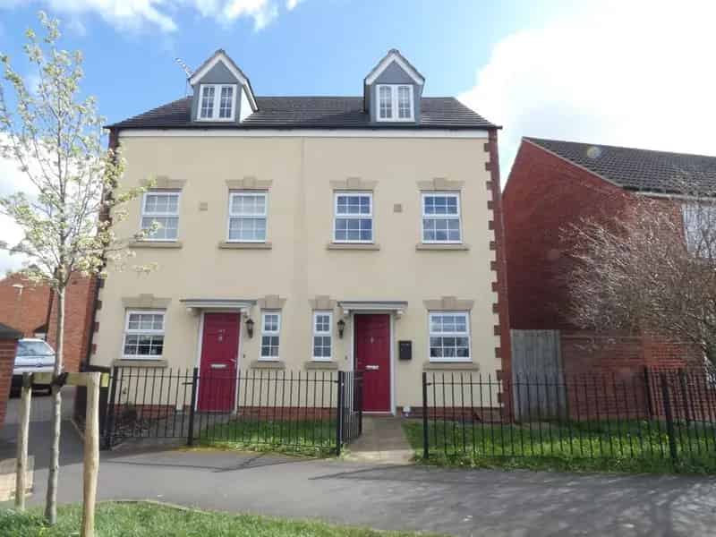 3 Bedroom Semi Detached House To Rent