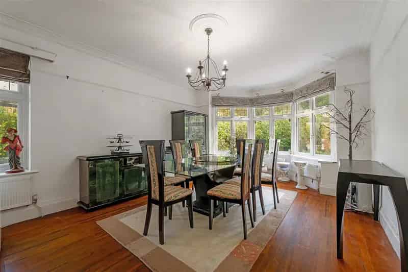 5 Bedroom Detached House with Annexes and Conservatory