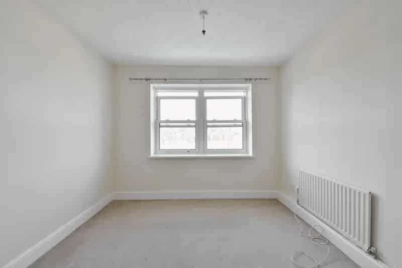 Elegant 2nd Floor Apartment Near Redhill Station
