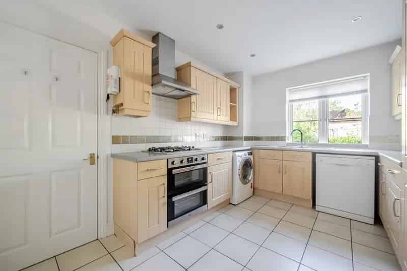 Three Bedroom Semi Detached House Near Maidenhead Station
