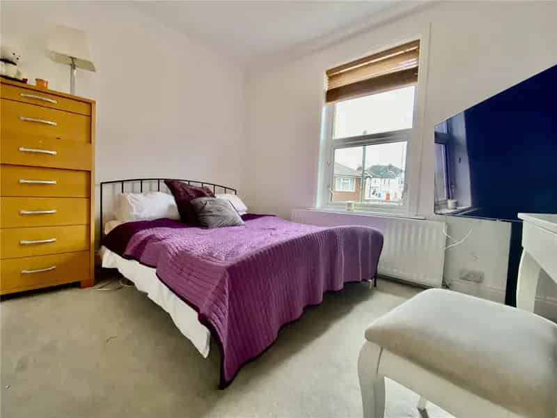 3 Bedroom House Poole - Modern Terrace with Parking and Garden