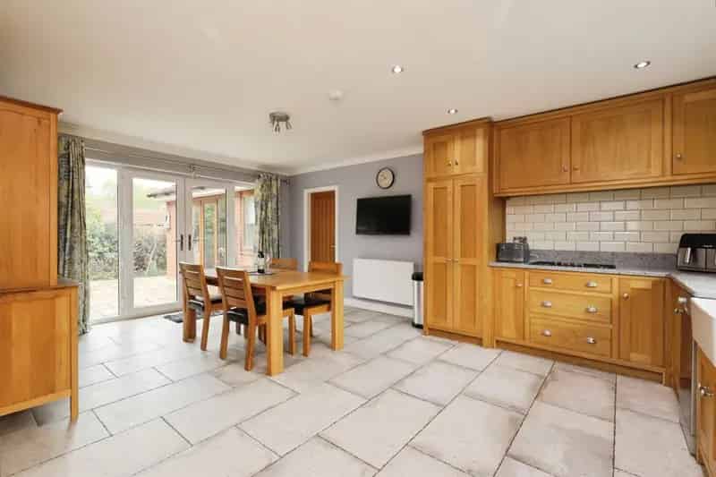 5 Bedroom Family Home with Garden and Garage