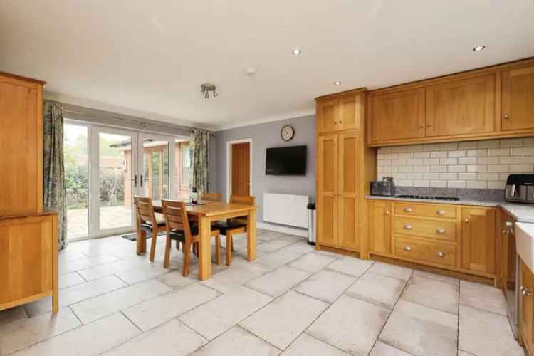 5 Bedroom Family Home with Garden and Garage