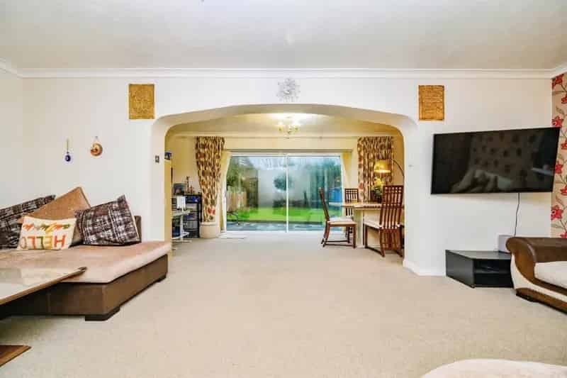 3 Bed Semi Detached House Extended Family Home Close to Amenities