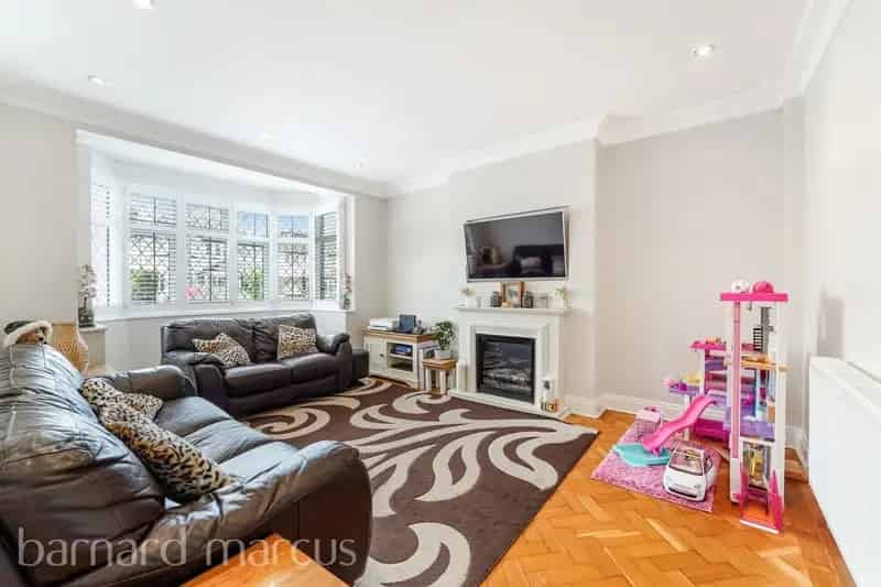 4 Bedroom Semi-Detached Home Family Living