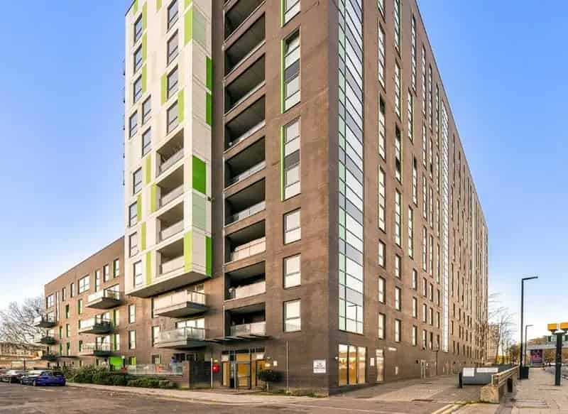 Canal View 2-Bed 2-Bath Home Near Bromley-by-Bow Station