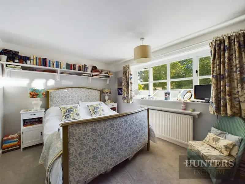 6 Bed Detached House with Annexe For Sale