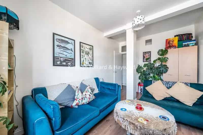 Spacious 2-Bed Flat Near Transport Links