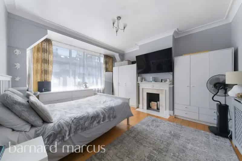 3 Bedroom House with Garage and Garden Near Amenities