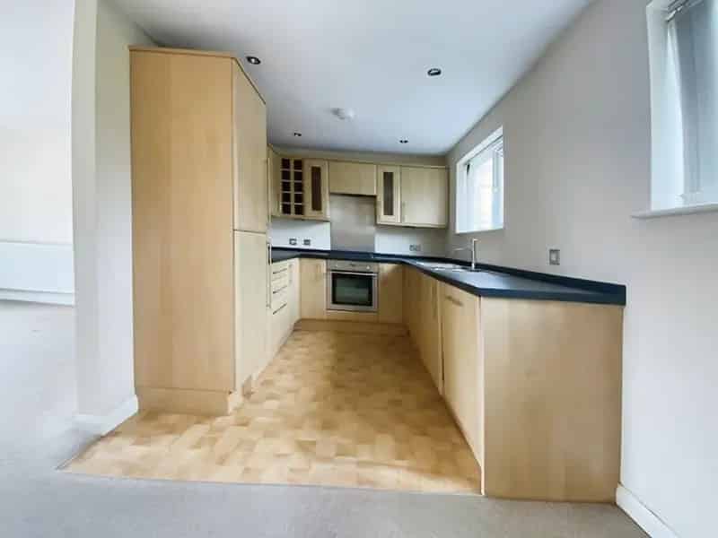 2 Bedroom Flat To Let 872 SQ FT Available Now