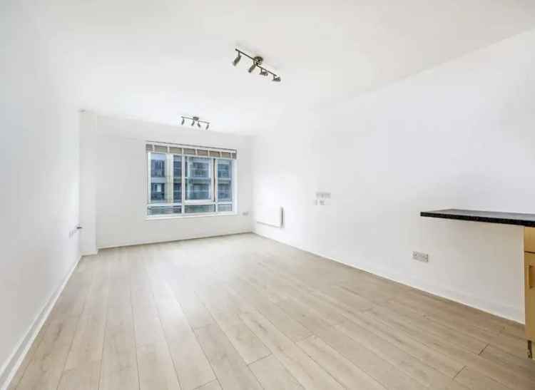 Flat For Sale in 13, Boulevard Drive, London, England