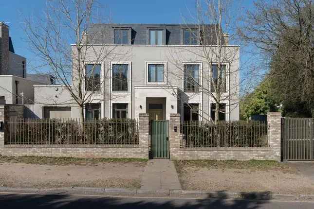 Wimbledon Family Home: Modern Luxury with Leisure Amenities