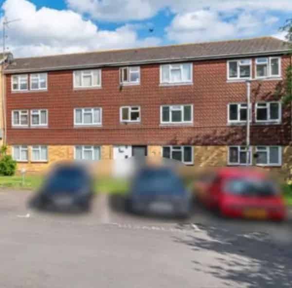 2 Bed First Floor Flat Near Shops and Schools