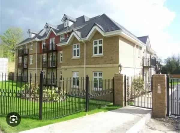 2 Bedroom Top Floor Apartment Gated Community Open Plan Living