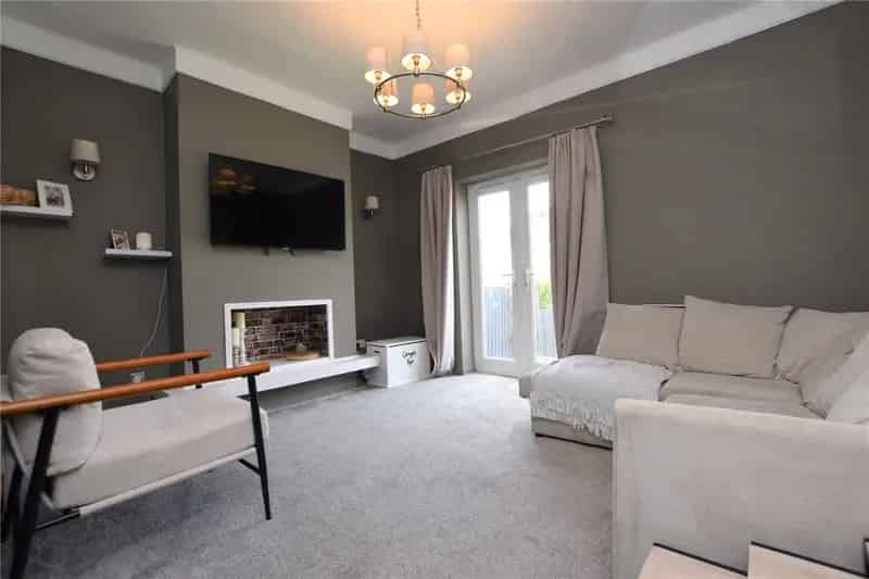 Two Bed Mid Terrace House Near Rothwell Centre