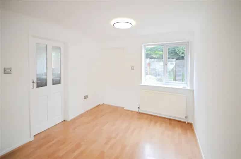 3 Bedroom Semi-Detached House Caversham Park Village