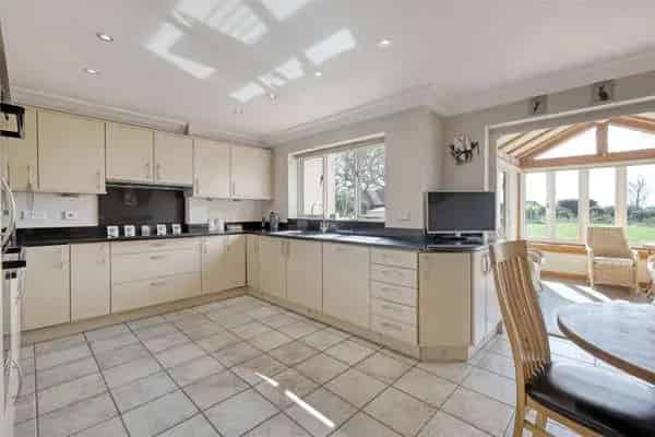 Stunning 4-Bed Home with Cartlodge & Studio Near Maldon