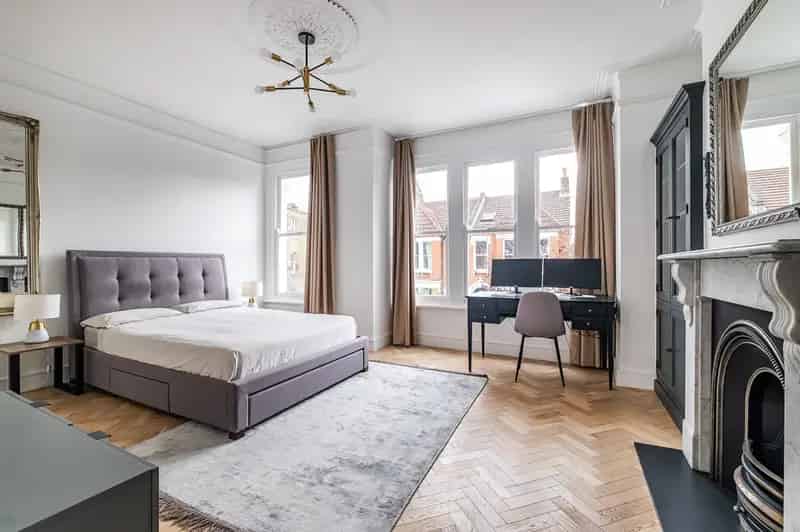 3 Bedroom Terraced House for Sale in Clapham Old Town