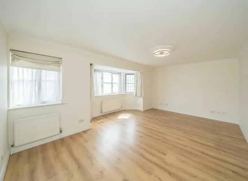 2 Double Bedroom Flat Hendon Central Northern Line Chain Free Parking