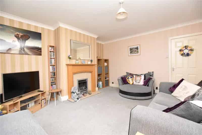 2 Bed Mid Terrace House in Tingley Large Garden and Driveway