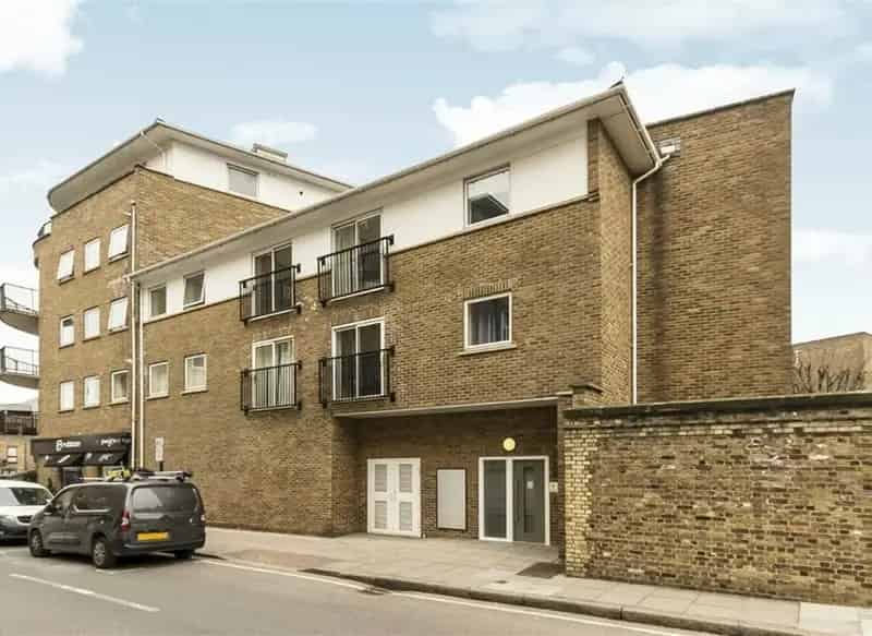 Limehouse One Bedroom Apartment with Balcony and Parking