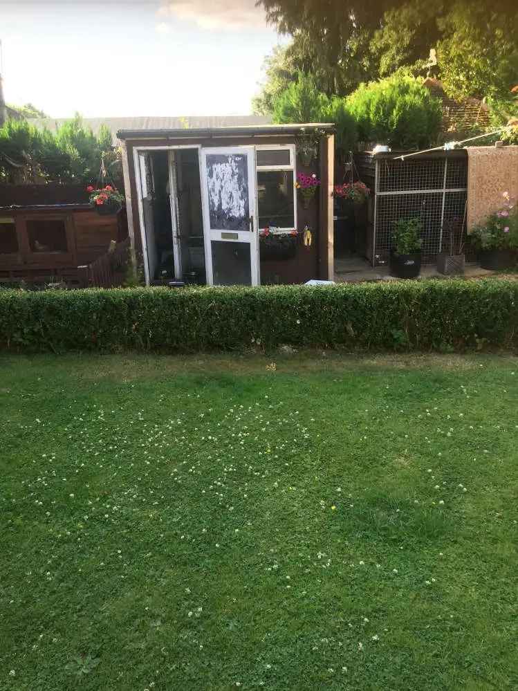 Bungalow For Rent in Reigate and Banstead, England