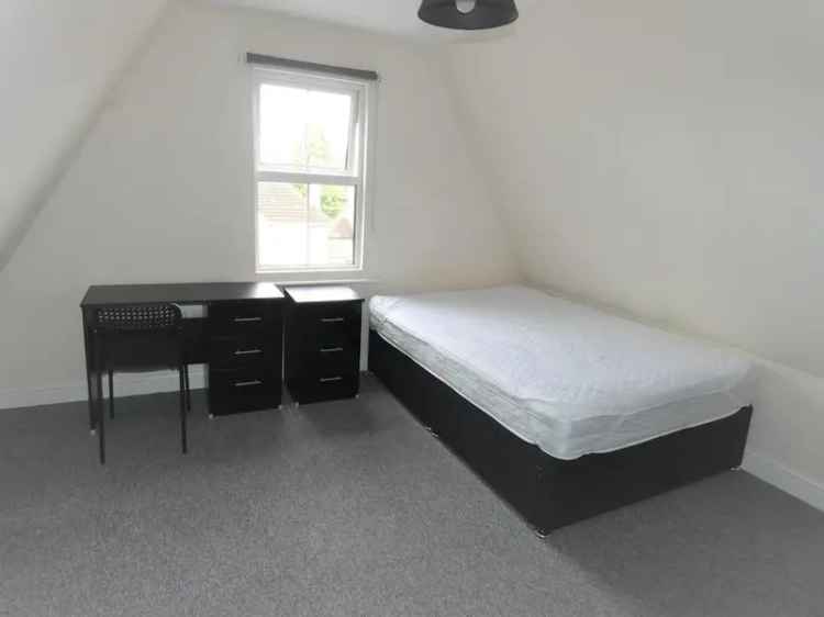 1 Bedroom House Share to Rent Near M5 and Train Links