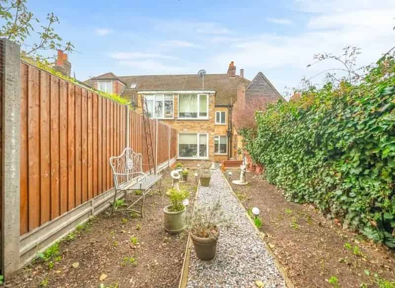 Charming 2-Bedroom Period Cottage Hendon Private Drive Garden Chain Free