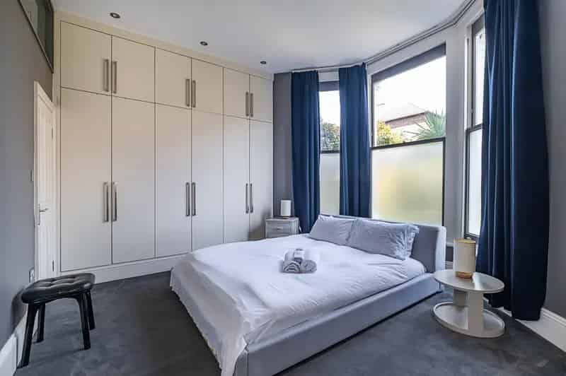 3 Bedroom Maisonette for Sale in Clapham Old Town
