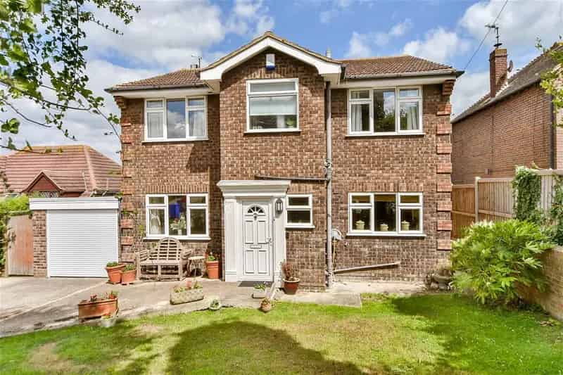 4 Bedroom Detached House with Panoramic Sea Views