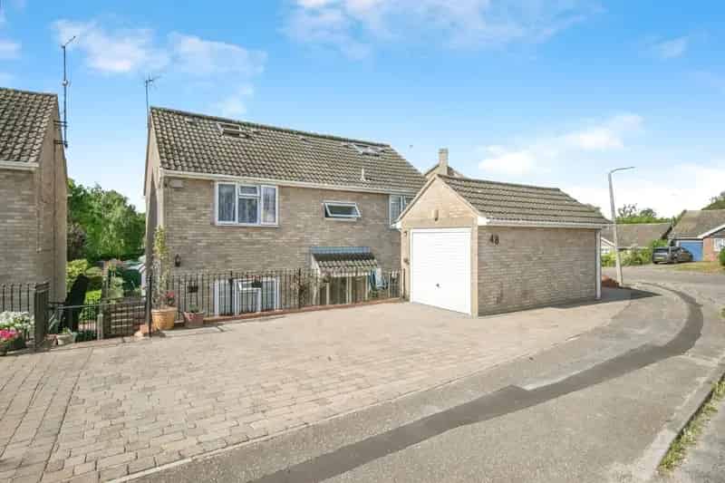 5 Bedroom Detached House with Conservatory and Garden