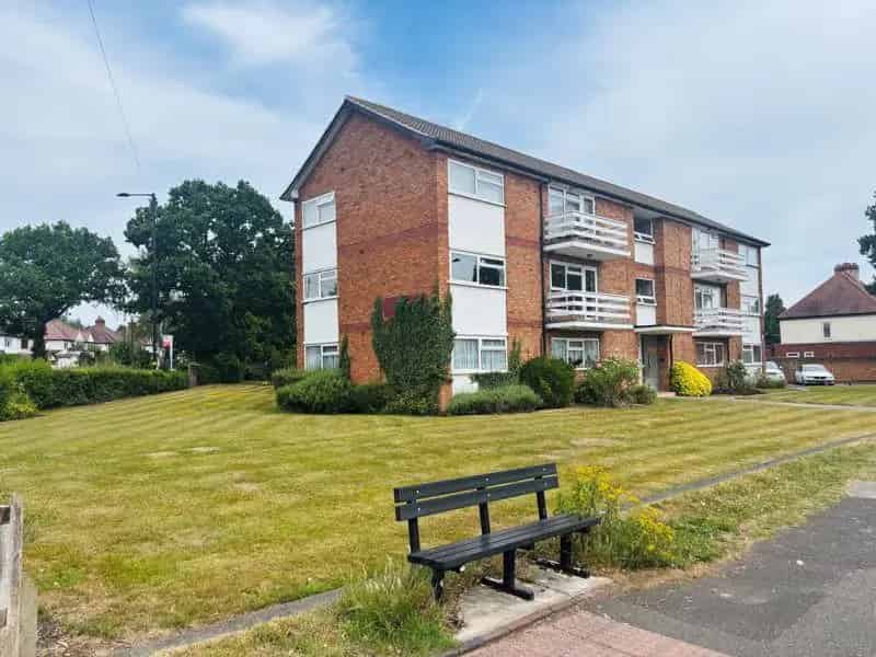 2 Bedroom Ground Floor Flat for Sale - Garage - No Upward Chain