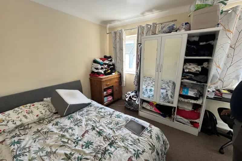 Two Bedroom House with Off Street Parking Near Upney Station