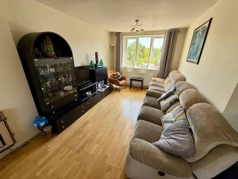 3 4 Bedroom Family Home Luton Ample Storage Off Road Parking