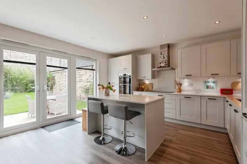 4 Bedroom Detached House with Garden and Garage