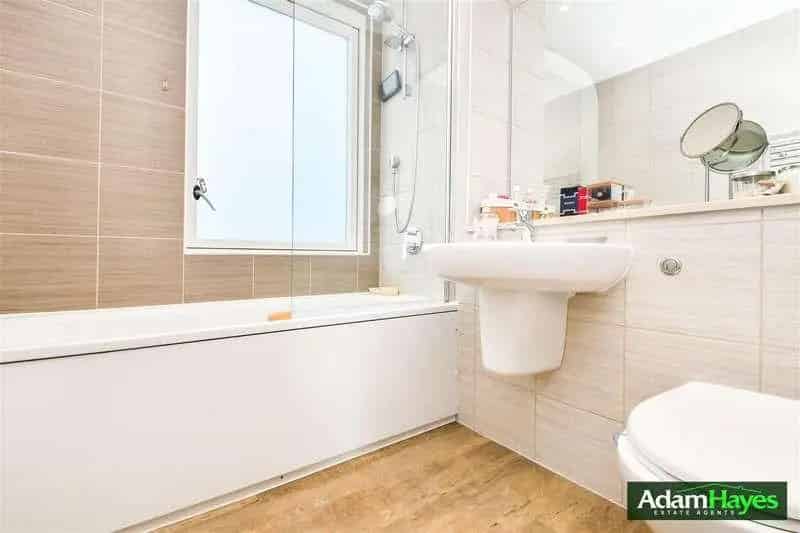 2 Bed Flat for Sale in New Southgate - Modern Apartment with Roof Terrace