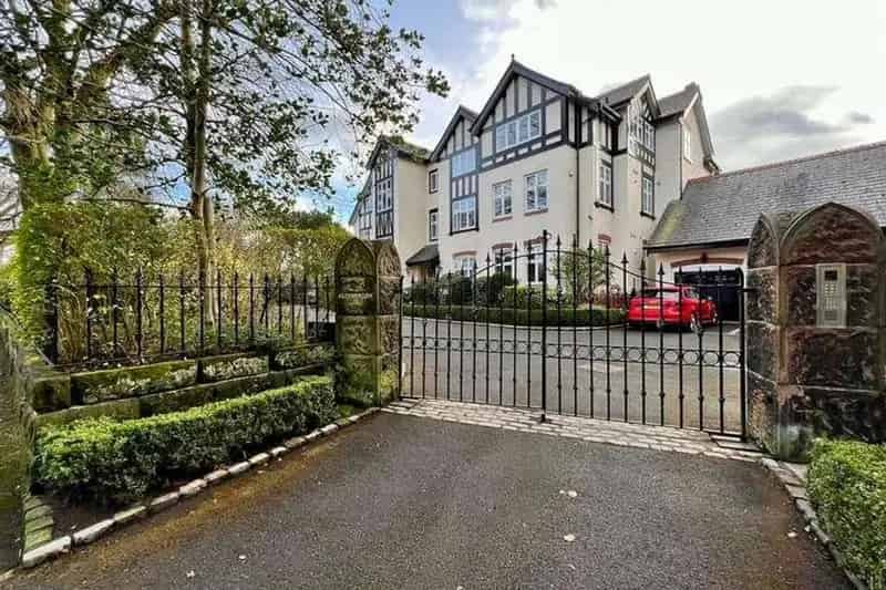 3 Bedroom First Floor Apartment For Sale Hale Altrincham