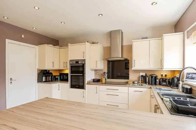 4 Bed Family Home with Garden and Garage