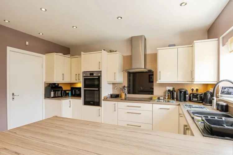 4 Bed Family Home with Garden and Garage