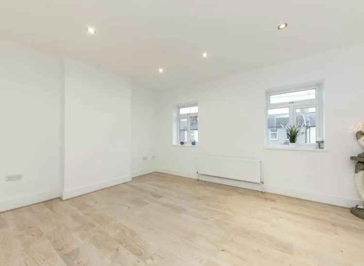 House For Sale in South Lane, London, England