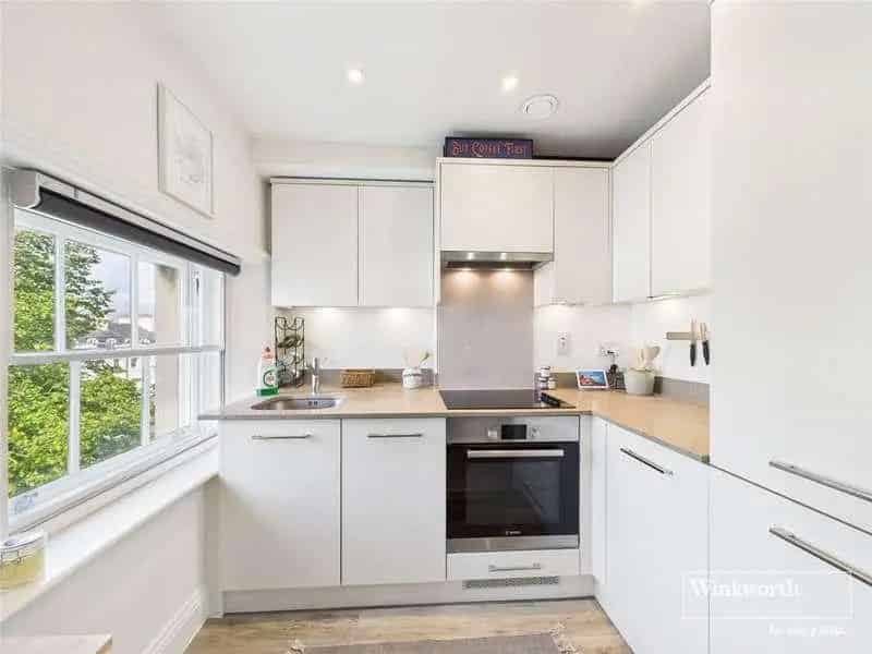 2 bed flat for sale