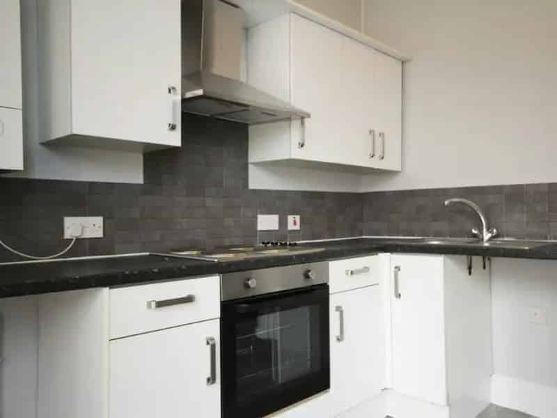 1 Bedroom Flat First Floor Modern Kitchen and Bathroom