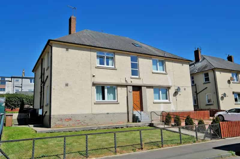 2 Bedroom Flat in Torry Aberdeen with Parking and Private Stairwell
