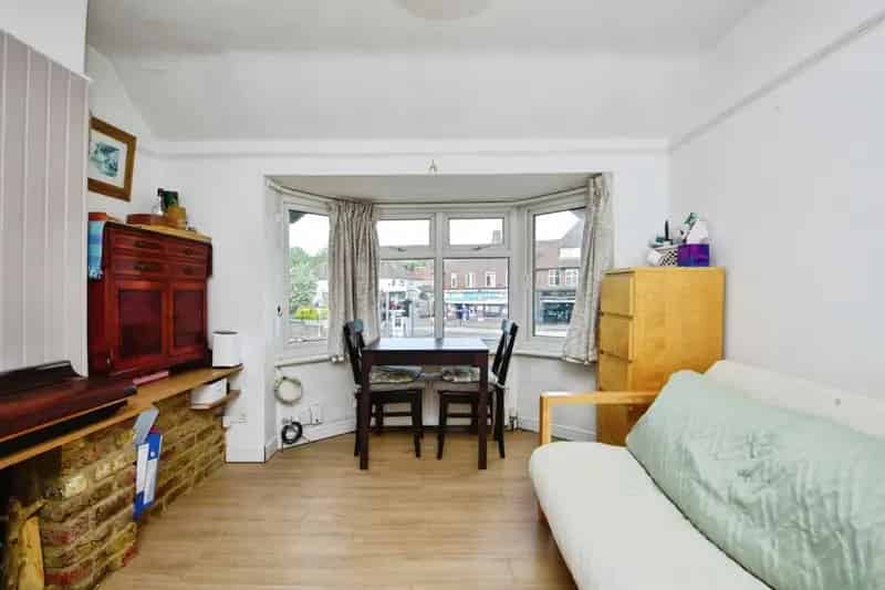 Watford Maisonette: Modern 1 Bed Upper Floor Apartment