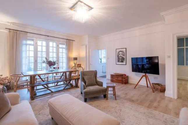 Flat for sale in Eton Avenue, Belsize Park, London NW3