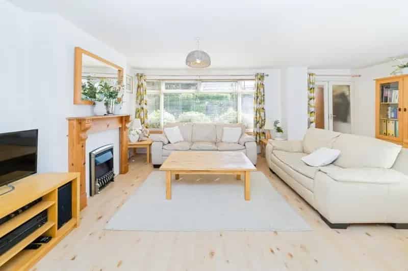 3 Bedroom Semi-Detached House Near Burgess Hill Town Centre