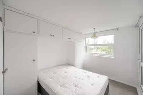 2 Bedroom Flat 66m² London Private Balcony