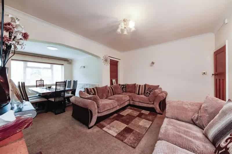 Family Home Four Bedrooms Two Kitchens Ample Parking