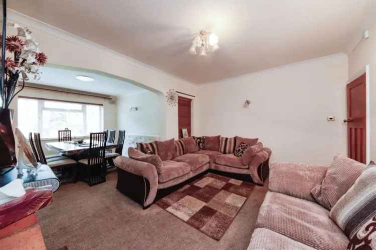 Family Home Four Bedrooms Two Kitchens Ample Parking