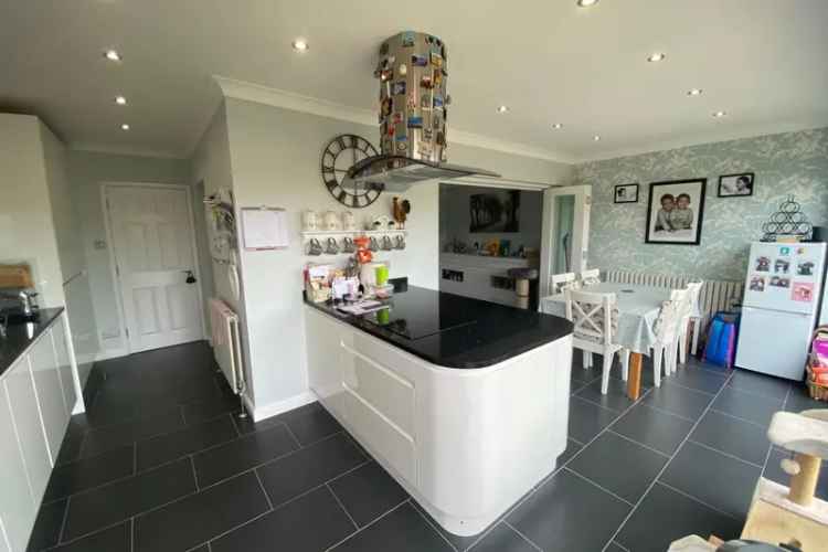 Spacious 5 Bedroom House in Roydon